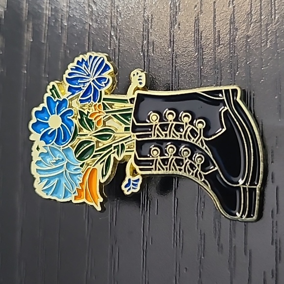 Boots with Wildflowers Pin - Picture 1 of 4